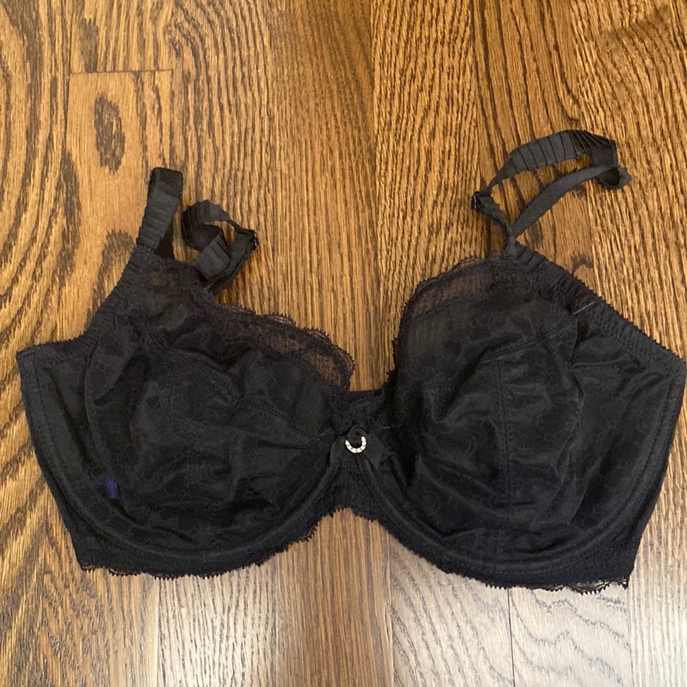 Chantelle Black Underwire Bra lightly lined size 34DDD (34F). Great details